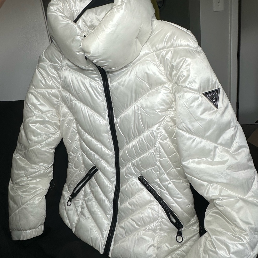Guess White Puffer Jacket with High Collar and Quilted Design